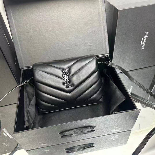 YSL Master
20cm 
250 dhs🇦🇪
Zain141
♥️♥️♥️