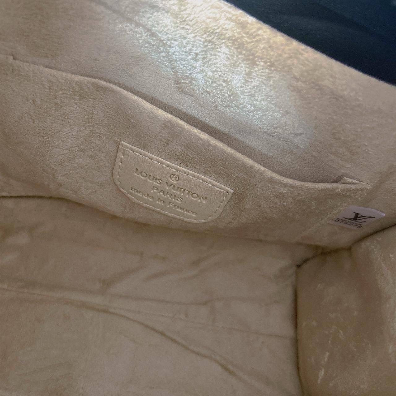 LV
25*20*10 cm
75 dhs🇦🇪
Zain17
♥️♥️♥️