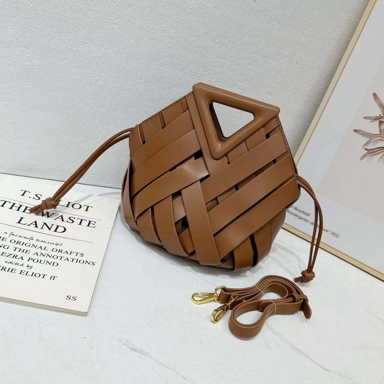 Bottega
WITH PAPAR BAG 
120 dhs🇦🇪
Zain154
♥️♥️♥️