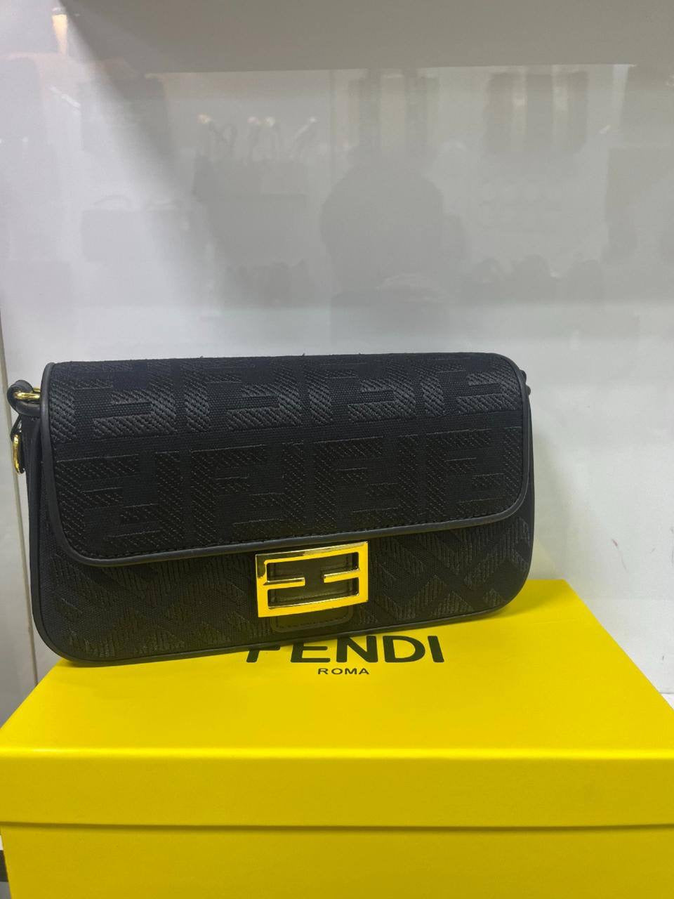 Fendi
Best quality 
with box’s 
🎁🎁🎁
110 dhs🇦🇪
size 26 cm
Zain158
♥️♥️♥️
