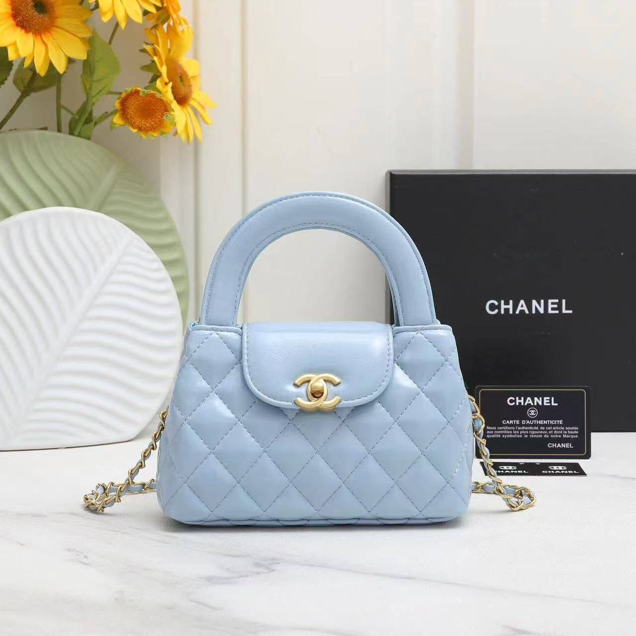 Chanel 
100 dhs🇦🇪
with box
🎁🎁🎁
size 20×6×13cm
Zain42
♥️♥️♥️
