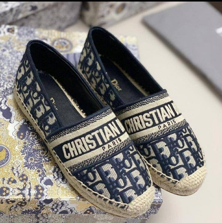 Dior
Size :36 to 41 (39❌)
110 dhs🪙
Zain241
♥️♥️♥️