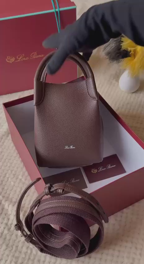 LORO PIANA
13cm
350 dhs🇦🇪
Top quality 
With box
🎁🎁🎁
Zain167
♥️♥️♥️