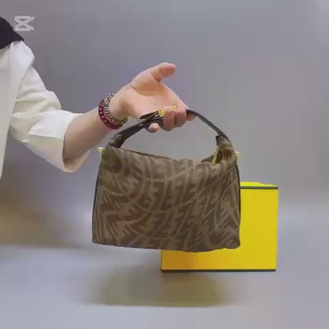 FENDI
 NEW CAME GOOD QUALITY 
WITH BOX 
🎁🎁🎁
90 dhs🇦🇪
Zain39
♥️♥️♥️