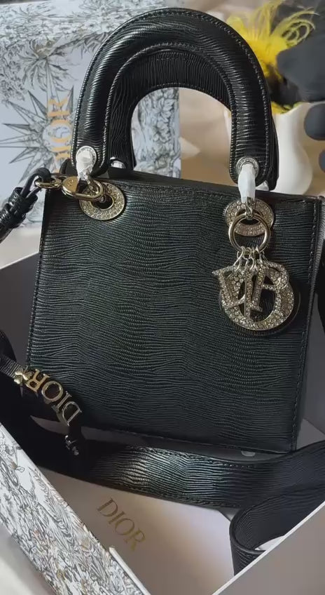 DIOR
20cm
350 dhs🇦🇪
Top quality 
With box
🎁🎁🎁
Zain167
♥️♥️♥️