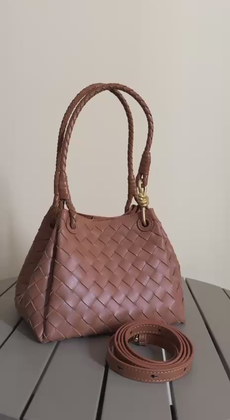 BOTTEGA
24cm
350 dhs🇦🇪
Top quality 
With box🎁
Zain167
♥️♥️♥️