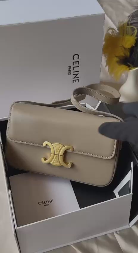 CELINE
20cm
330 dhs🇦🇪
Top quality 
With box🎁
Zain167
♥️♥️♥️