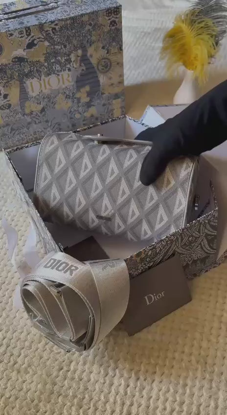 DIOR
22cm
310 dhs🇦🇪
Top quality 
With box
🎁🎁🎁
Zain167
♥️♥️♥️