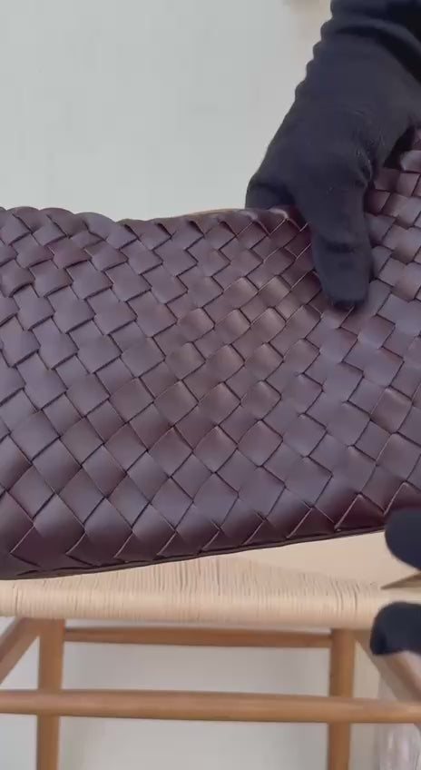 New collection✨✨✨
BOTTEGA VENETA
30cm
350 dhs🇦🇪
Top quality 
With box🎁
Zain167
♥️♥️♥️