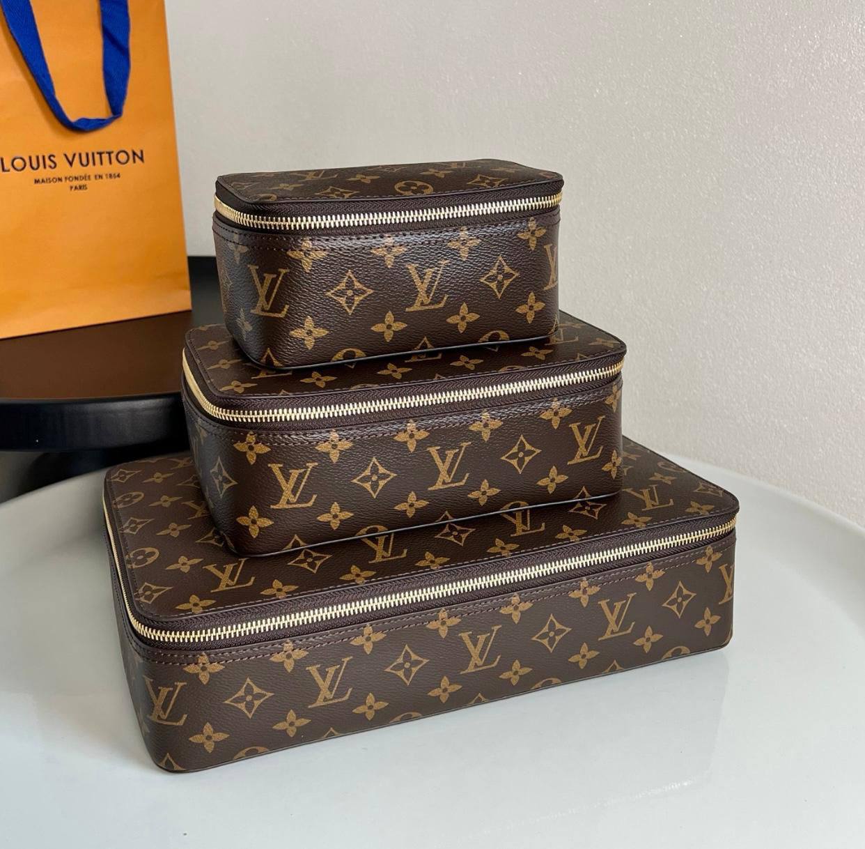 Louis vuitton💕💕✨
Super master quality 🔥🔥
Available ✨💕💕
With full packing 📦🎀
For Price 👇 WTSP Text Zain 0568585901
Zain252
♥️♥️♥️