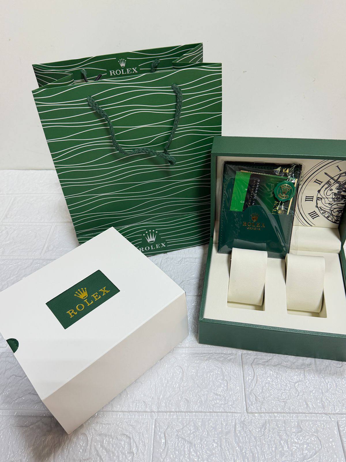 Rolex
Master Box & Paper Bag for watch
🎁🎁🎁
50 dhs❣️
Zain85
♥️♥️♥️