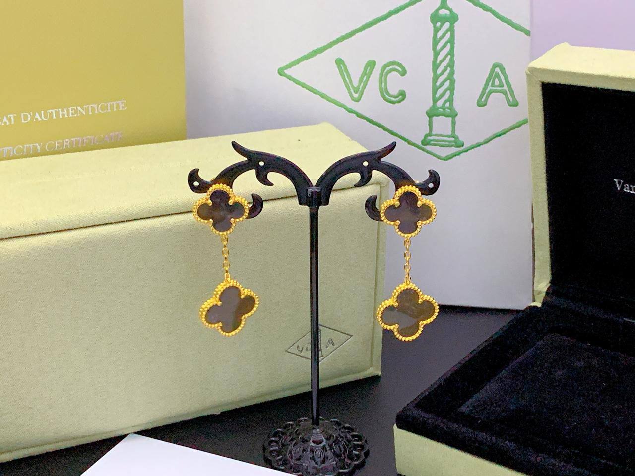 VCA
EARRING
MASTER💫✨
60 DHS✅
WITH BOX AND PAPER BAG🛍️🎁
Zain89
♥️♥️♥️