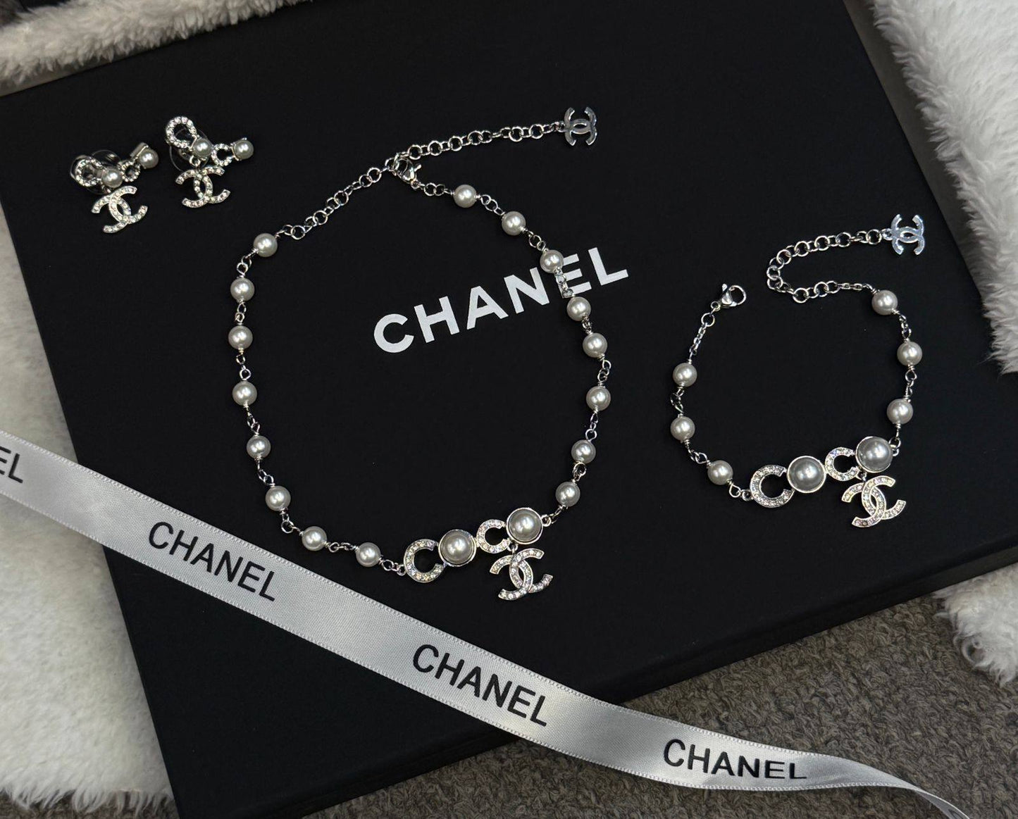 CHANEL 🤍
↗️ *Super Master Quality ®️*
* *New Collection*
* Necklace, Earrings & Bracelet
Full Set with *Normal* Box *260 dhs🌺*
Full set with *Original* Box *310 dhs🌺*
Zain209
♥️♥️♥️