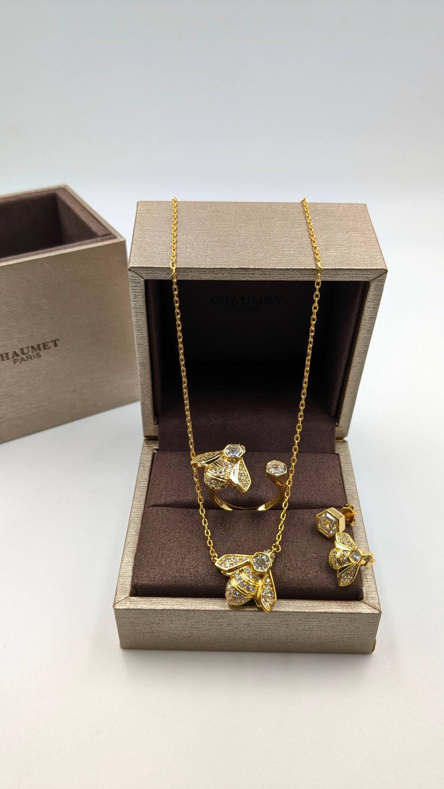 Chaumet
*Master Quality*
*Necklace, Earrings & F.Ring*
190 dhs✅
with Normal Box 🎁
Zain210
♥️♥️♥️