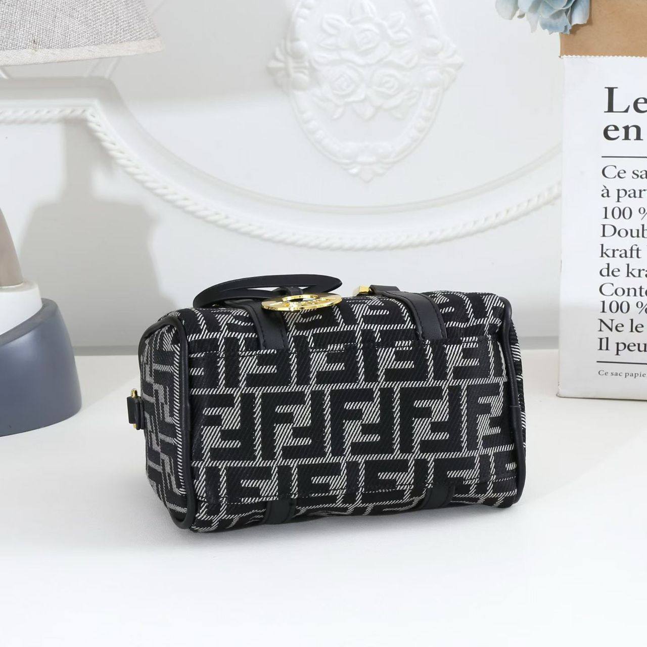 Fendi
100 dhs🌺
SIZE:22cm
Good-quality
with box🎁🎁🎁
Zain35
♥️♥️♥️