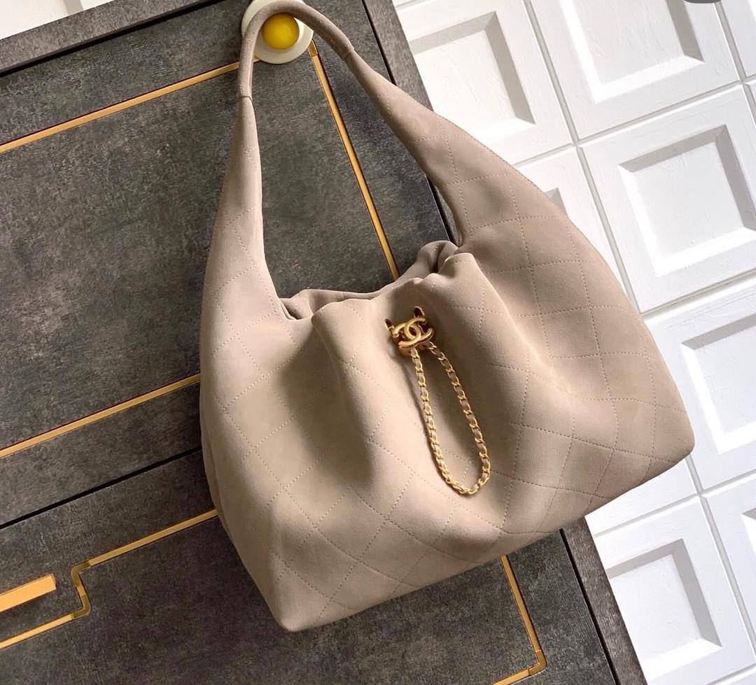 Chanel
130 dhs❤️
size 30cm
High quality
New model
Zain26
♥️♥️♥️