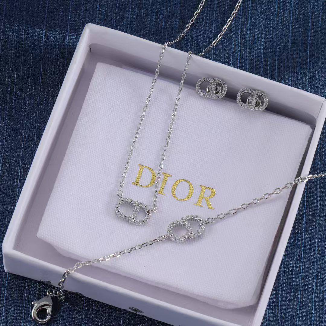 Dior🦋*
Necklace ❤️🔥
Earring❣️
Bracelet 💥
Master quality 💯
With normal boxes 📦
105 dhs🪙💕
With master box 🗃️
120 dhs🪙💕
Zain216
♥️♥️♥️