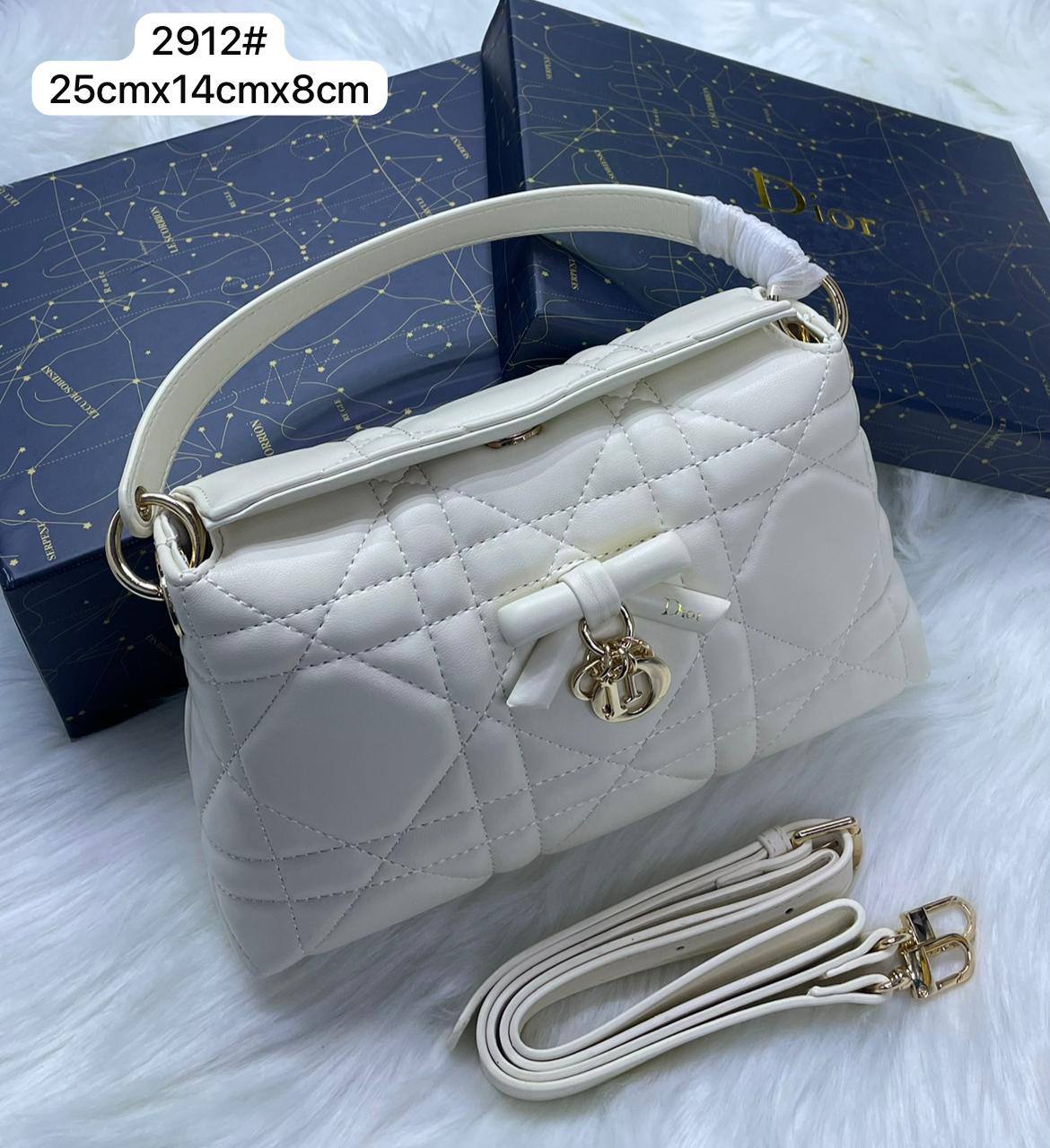 Dior
25cmx14cmx8cm
110 dhs🇦🇪🇦🇪
with box
Zain72
♥️♥️♥️