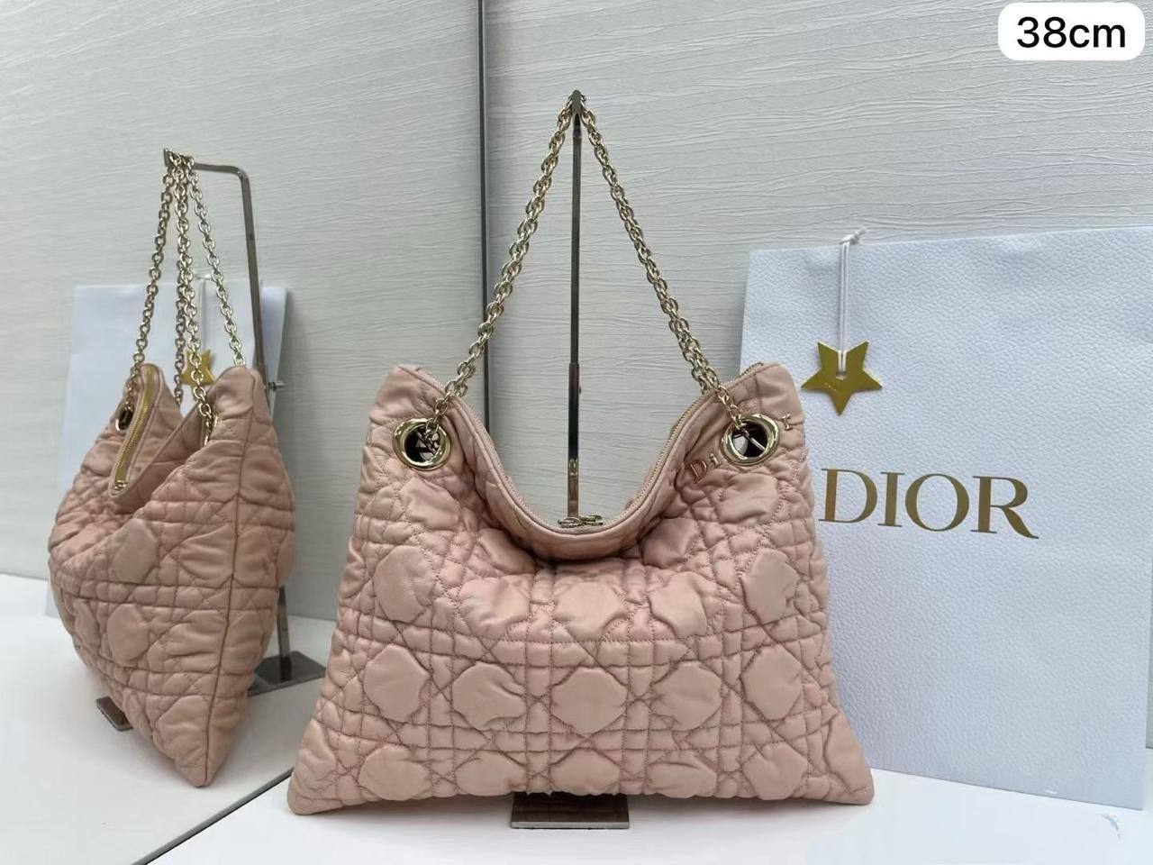 💖 Dior 2026 Spring summer
1️⃣ First quality
Size : 38 * 38 cm
100 dhs✅
Zain115
♥️♥️♥️