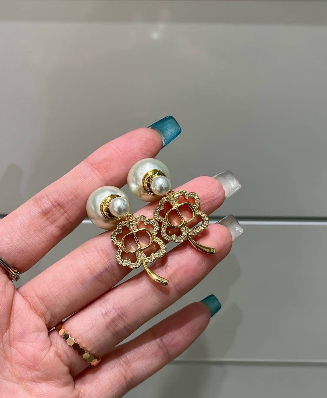 Dior❤️🔥*
Earring 🦋
Master quality 💯
With normal boxes 📦
45 dhs✅
With master box 🗃️
60 dhs✅
Zain216
♥️♥️♥️