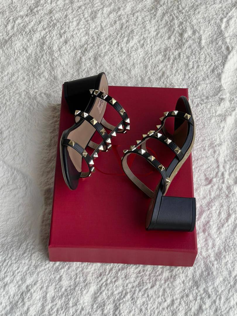 Valentino
SuperMaster Quality 💯
450 dhs🌺
Size:36-41💥
Zain171
♥️♥️♥️