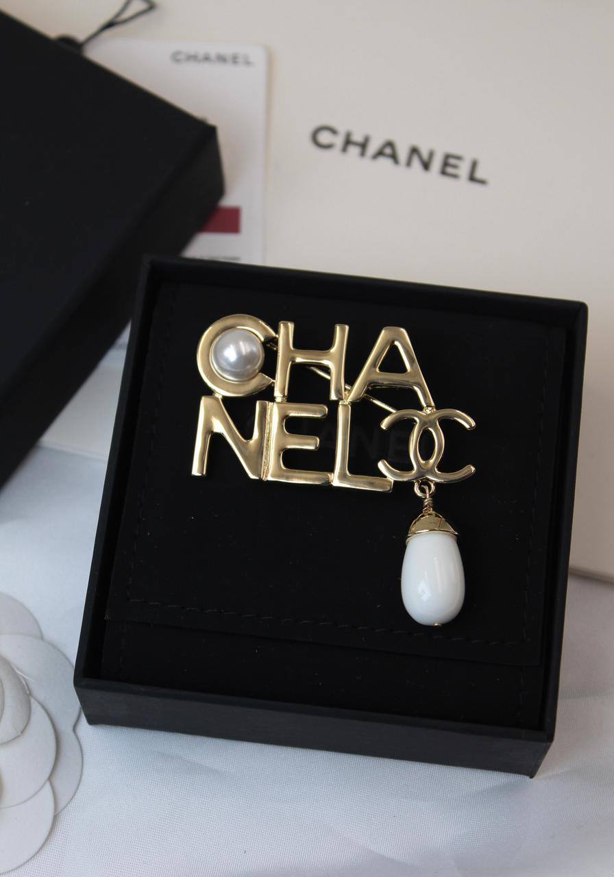 *CHANEL* 🤍
🆕🎉🥳🎊🆕
* BROOCH, Clip , Pin
* Gold-Finish Metal with Stones
* ↗️ *Super Master Quality ®️*
For Price 👇 WTSP Text Zain 0568585901
Zain106
♥️♥️♥️