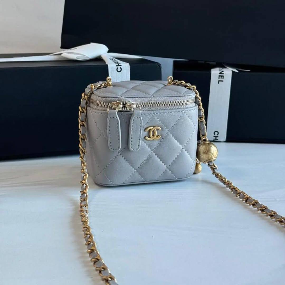 Chanel
Best quality
with box’s
🎁🎁🎁
95 dhs✅
size 10 cm
Zain290
♥️♥️♥️