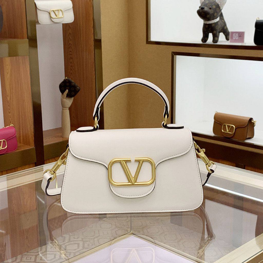 VALENTINO
NEW CAME GOOD QUALITY
WITH BOX
🎁🎁🎁
100 dhs🪙💕
Zain39
♥️♥️♥️