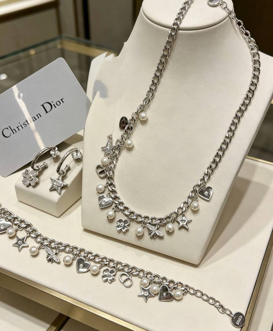 Dior set 💎
Necklace
Earrings
Bracelet
Master quality 💐
*170* AED normal box 📦
Zain48
♥️♥️