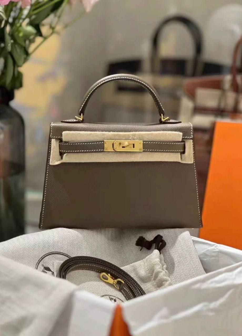 Hermes
Size 22cm
105 dhs✅
With box 📦
Zain70
♥️♥️♥️