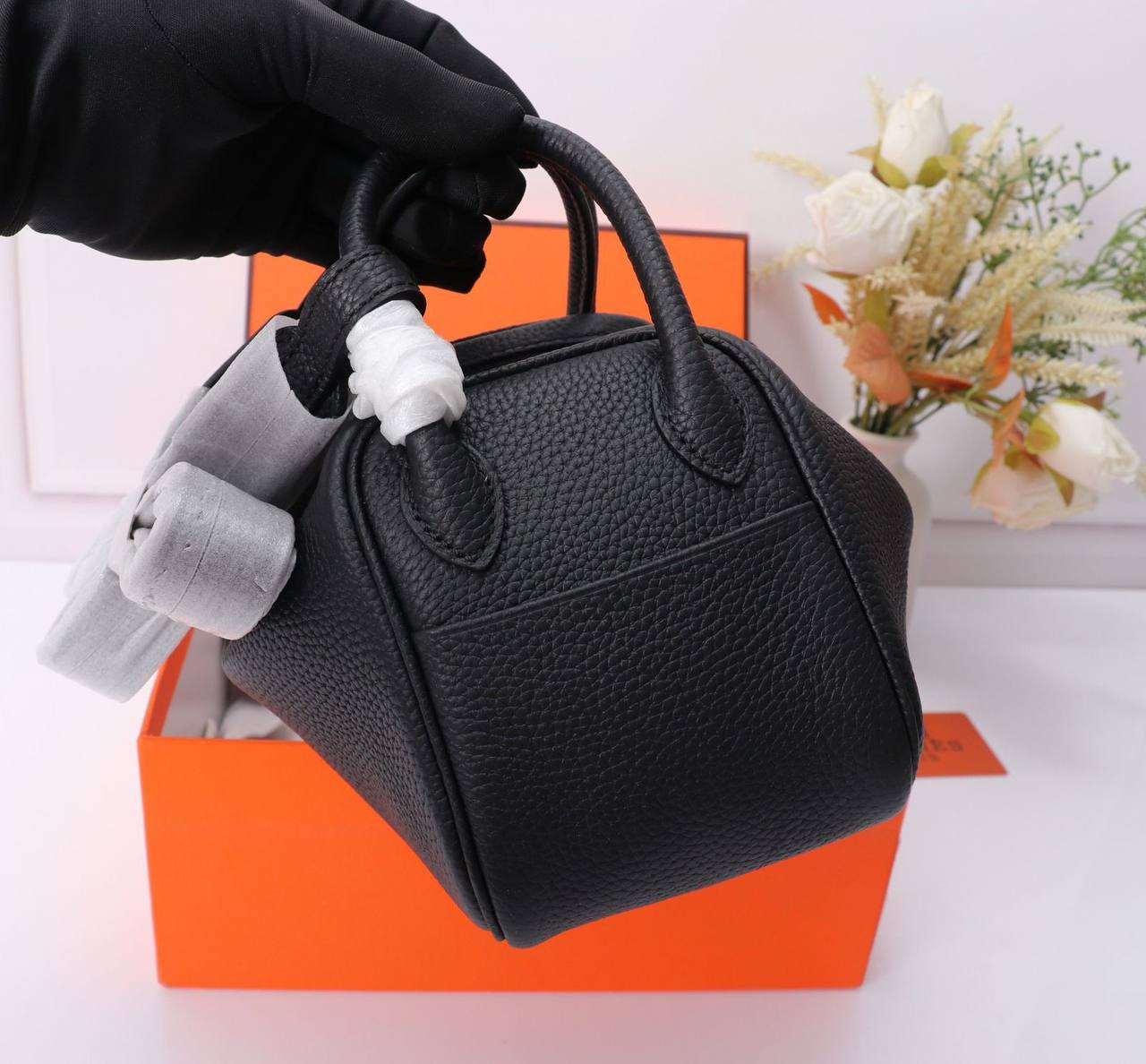 HERMES LINDY 
COPY ONE  
NEW CAME 
WITH BOX 
🎁🎁🎁
220 dhs🪙
 (leather)……
SIZE: MINI 18 cm
Zain39
♥️♥️♥️