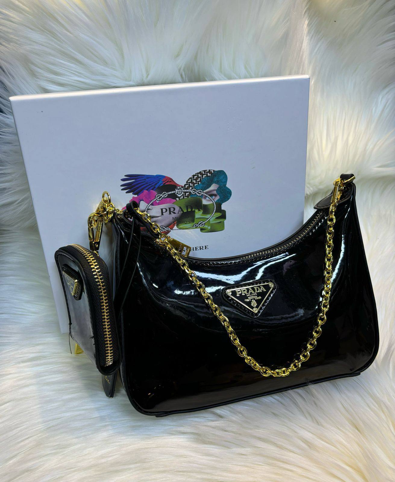 Prada
good quality,
with box,
🎁🎁🎁
size 22 * 13 cm
95 dhs❤️
Zain12
♥️♥️♥️
