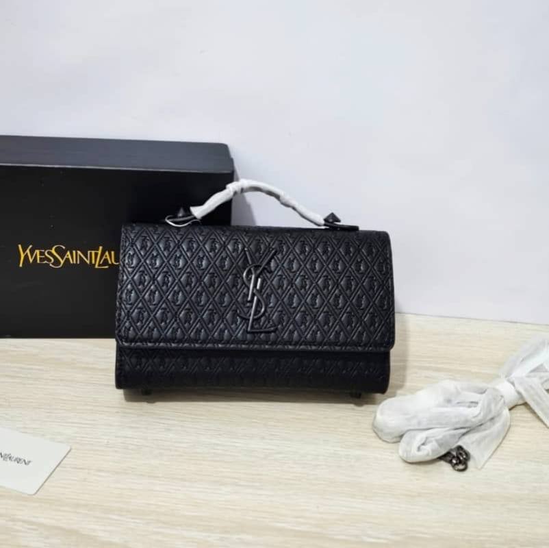 Fendi - Prada - CH - YSL - MK
100 dhs🇦🇪🇦🇪
with box
size 22cm
Zain26
♥️♥️♥️