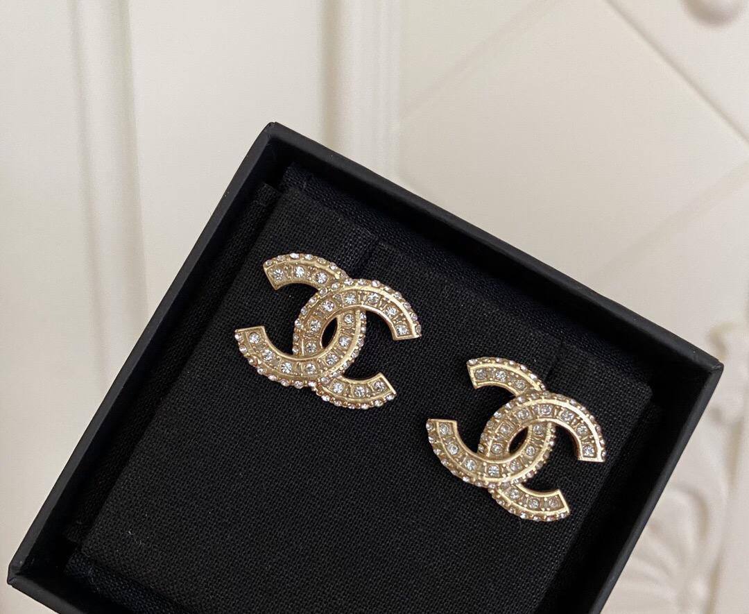 Chanel earrings* 💎
Master quality
45 dhs❣️
normal box 📦
Zain48
♥️♥️♥️