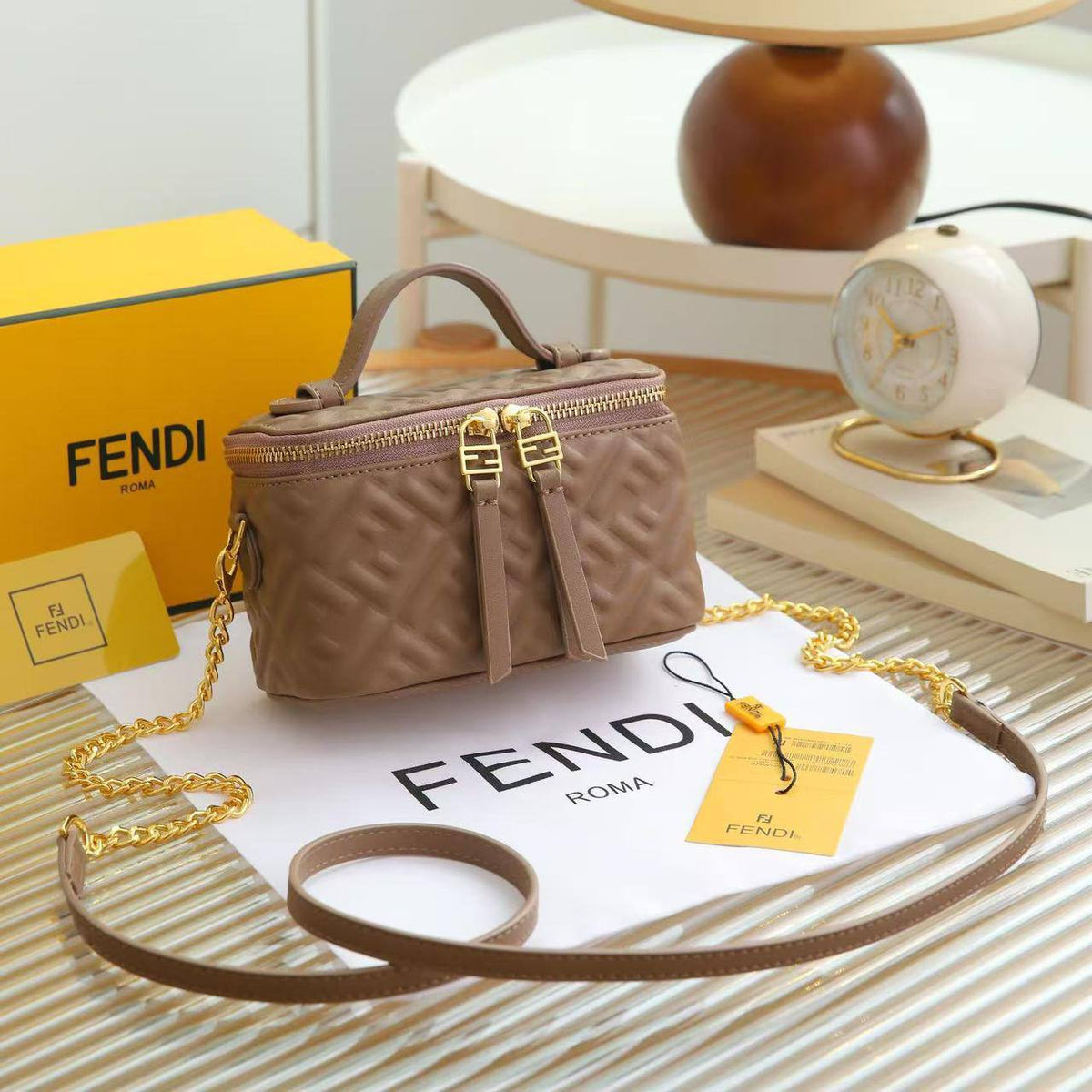Fendi
Size : 17 * 11 * 8 cm
90 dhs🪙💚
with box🎁
Zain115
♥️♥️♥️
