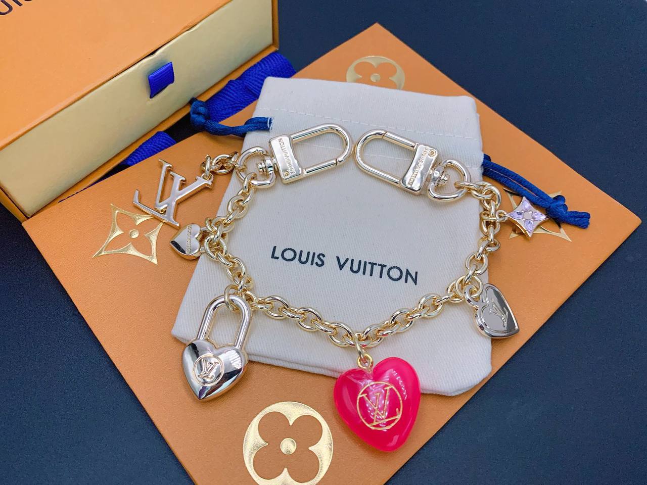 LV
BAG CHARM
LAnd Keychain 80 dhs🪙🌨️
With Box And Paper Bag
🎁🎁🎁
Zain89
♥️♥️♥️
