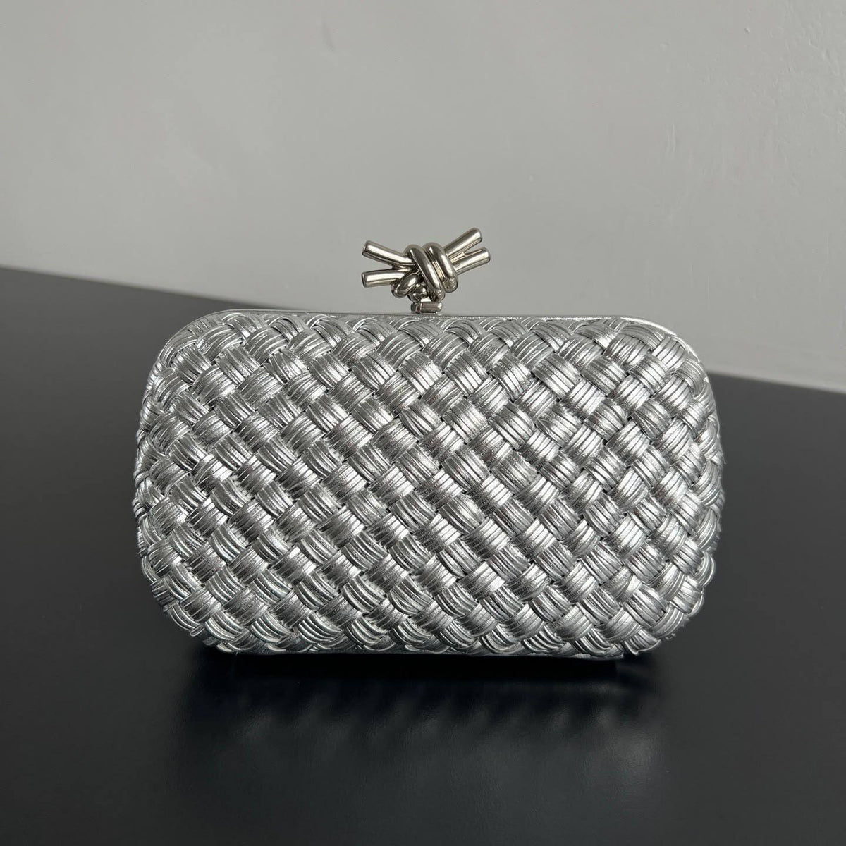 Bottega Veneta
Model:Knot Intrecciato Metal Clutch
Color:Silver / Gold
Material:Woven metal strands
Design:Signature Intrecciato woven pattern
Closure:Top Knot clasp
Size:19cm
Quality:super master🧶
For Price 👇 WhatsApp✅
0568585901
0507557372
055227575