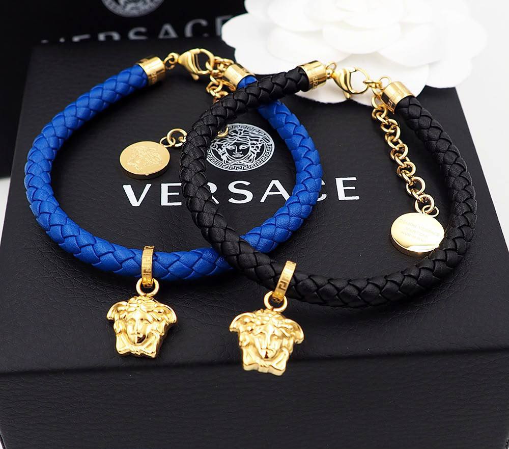 Versace Bracelet🦋
Unisex ⚧️
Master quality 🎊
*45* AED normal box 📦
Zain48
❣️❣️❣️