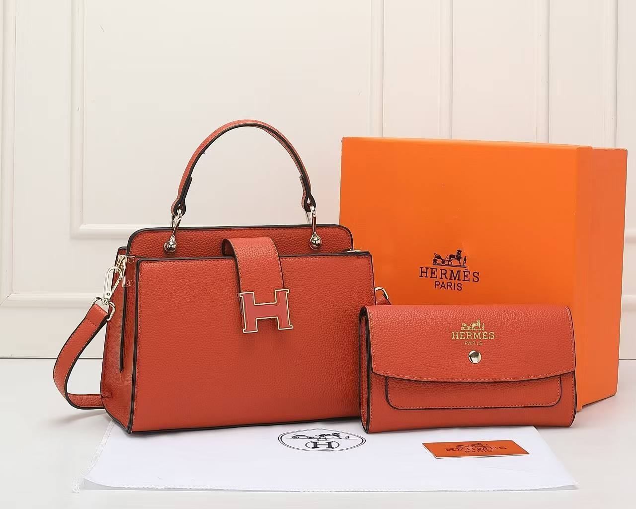 Hermes
105 dhs🪙💚
with box
🎁🎁🎁
size 25×10×16cm
Zain42
♥️♥️♥️