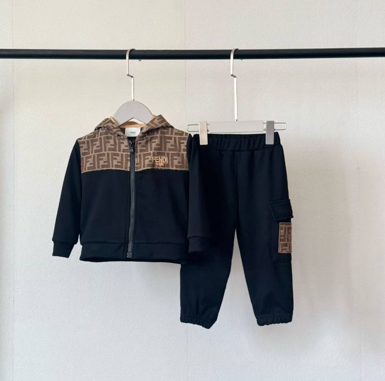 Fendi
Super master quality 😍
Size:6-9. Months/12 years
280 dhs🪙🌨️
Zain261
♥️♥️♥️