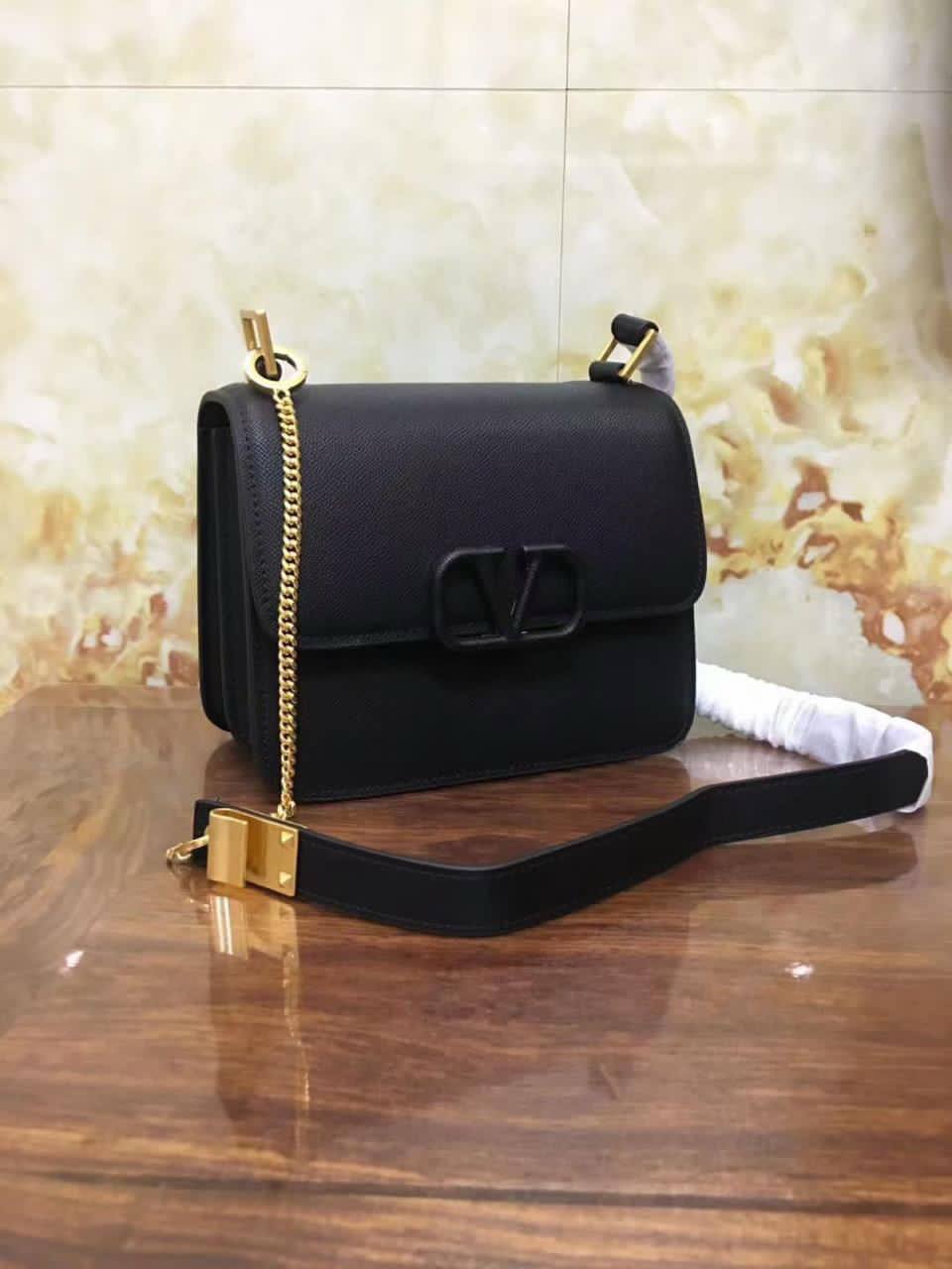 VALENTINO
95 dhs🗽
with box
🎁🎁🎁
Zain90
♥️♥️♥️