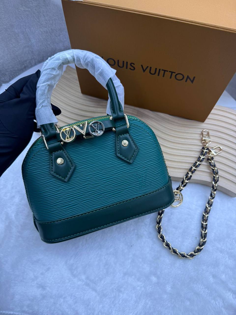 LV
with box
🎁🎁🎁
size:18×12×8cm
110 dhs💓
Zain114
♥️♥️♥️