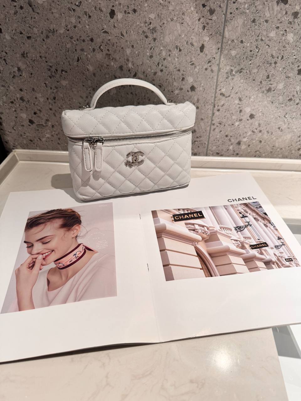CHANEL
Best quality with box🎁
100 dhs✅
size 20CM
Zain290
♥️♥️♥️