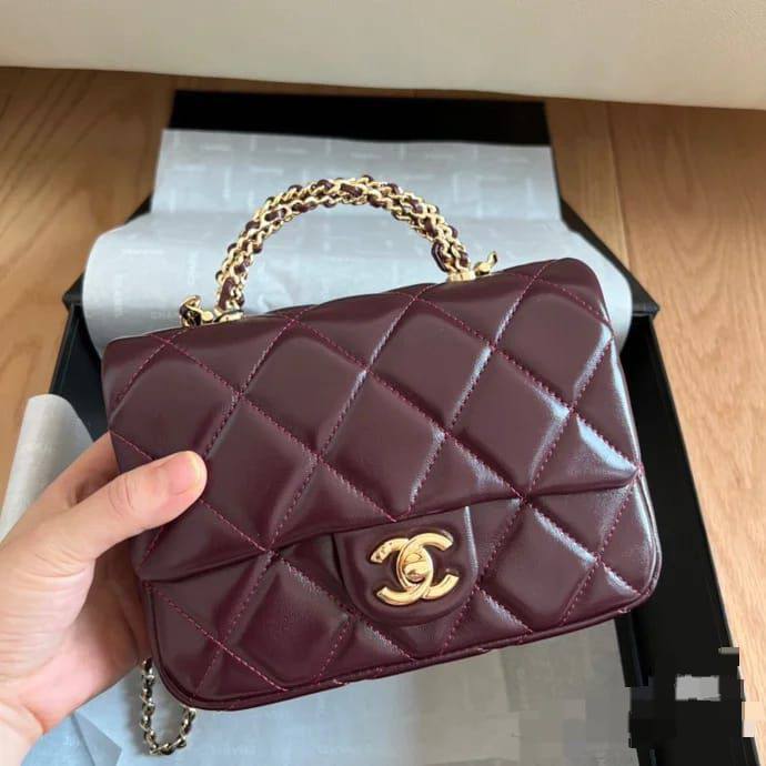 Chanel
100 dhs❣️
size:19*7*13
Good quality,Believe me
With box
🎁🎁🎁
Zain07
♥️♥️♥️