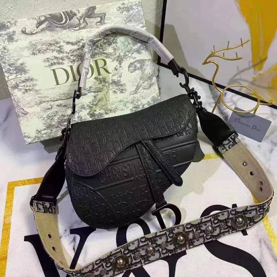 Dior
115 dhs🪙🖤
With Box
🎁🎁🎁
Zain50
♥️♥️♥️