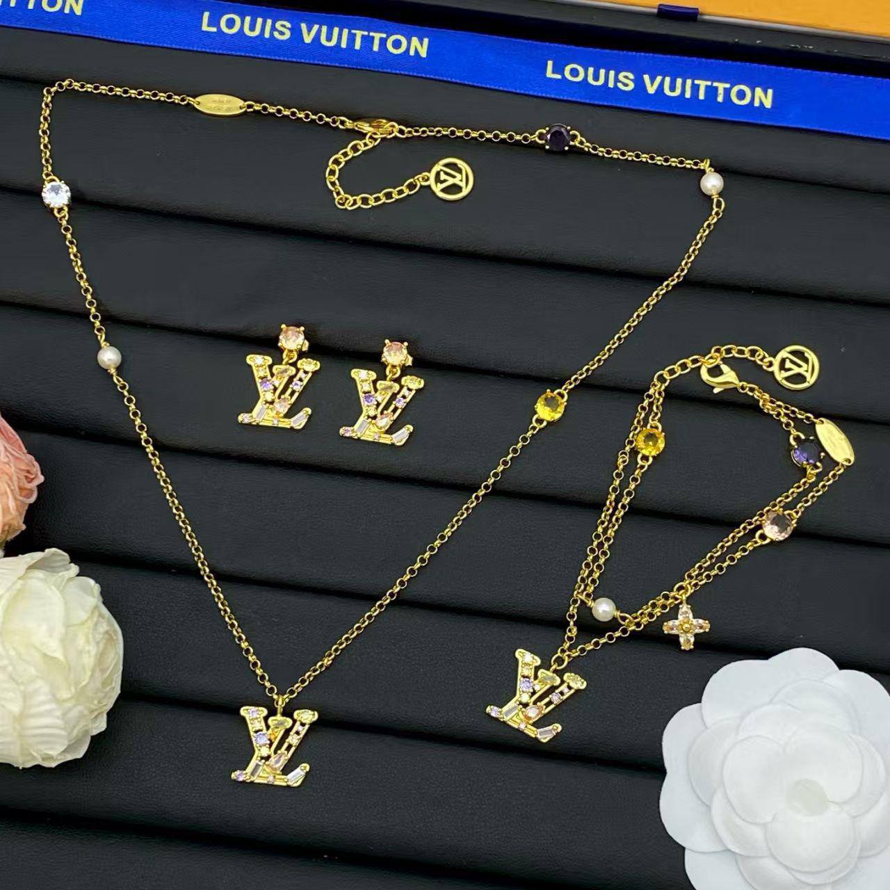 LOUIS VUITTON❤️🔥*
Necklace ✨
Earring 🦋
Bracelet 🌊
Master quality 💯
With normal boxes 🗃️
120 dhs🪙🌨️
With master box 📦
130 dhs🪙🌨️
Zain216
♥️♥️♥️