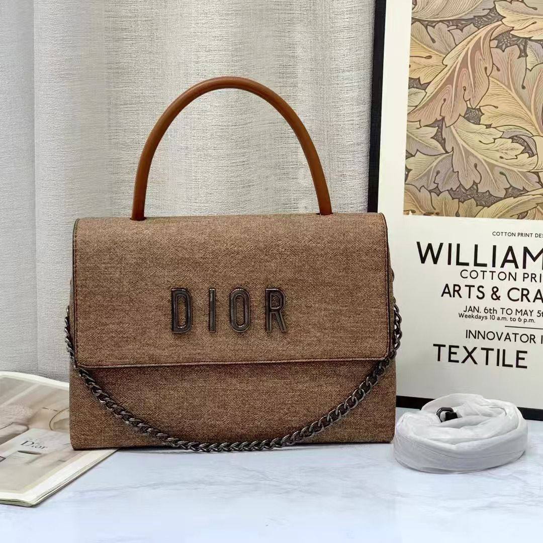 Dior
Best quality
No box’s
110 dhs✅
size 28cm
Zain158
♥️♥️♥️