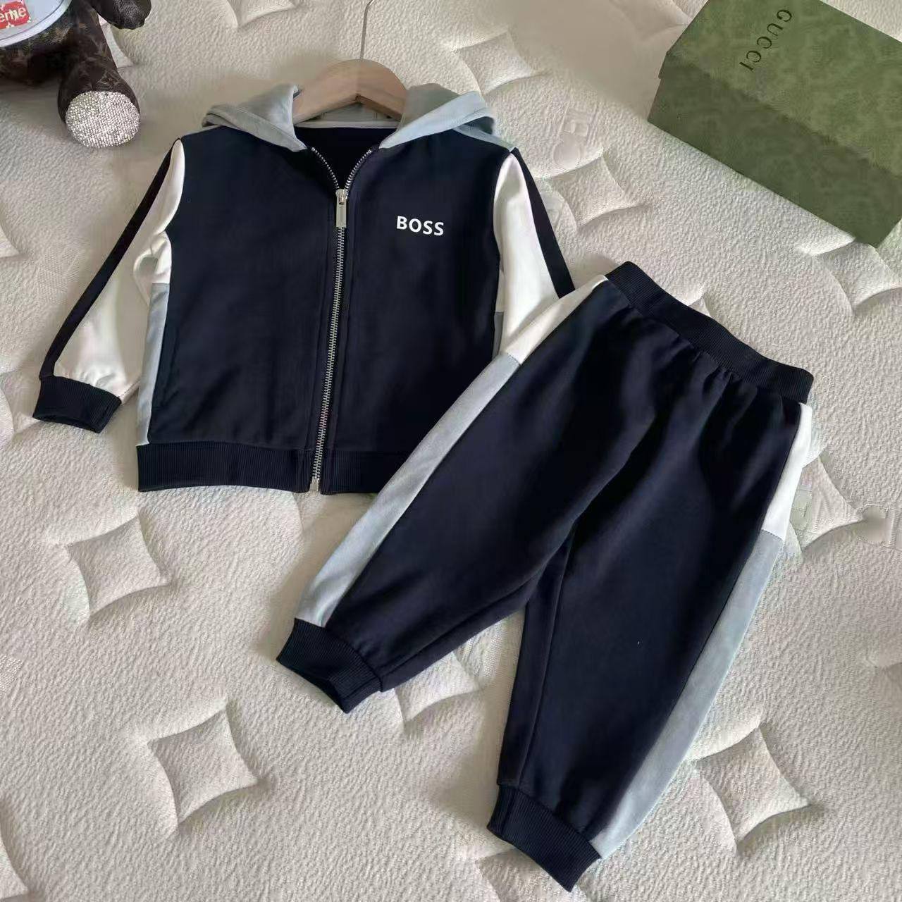 New collection{}
Brand : BOSS 🔥
Super master quality 😍
Size:6/9/ 3 years old
280 dhs🪙🌨️
Zain261
♥️♥️♥️
