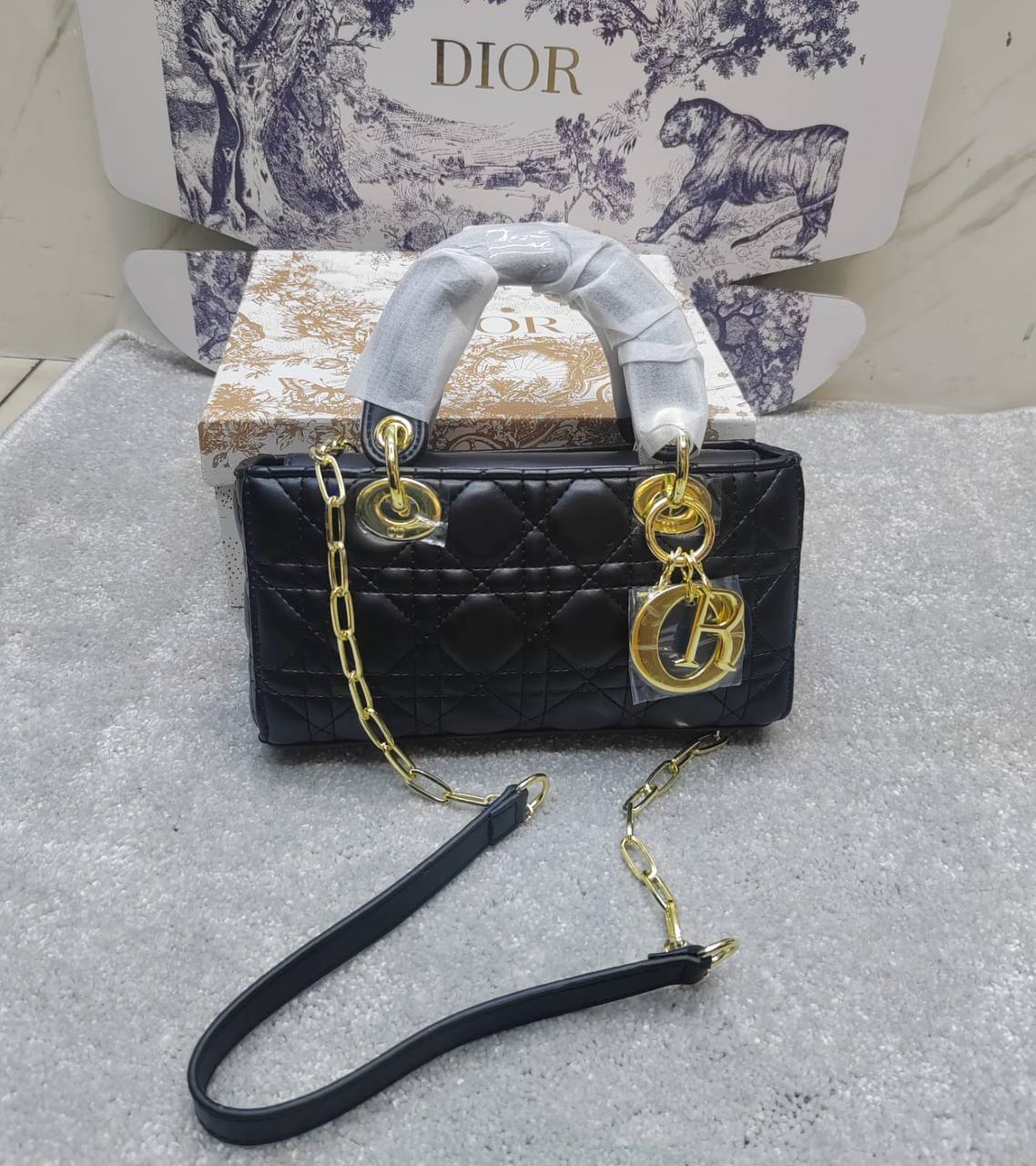 Dior
high quality
120 dhs🇦🇪🇦🇪
with box
Zain143
♥️♥️♥️