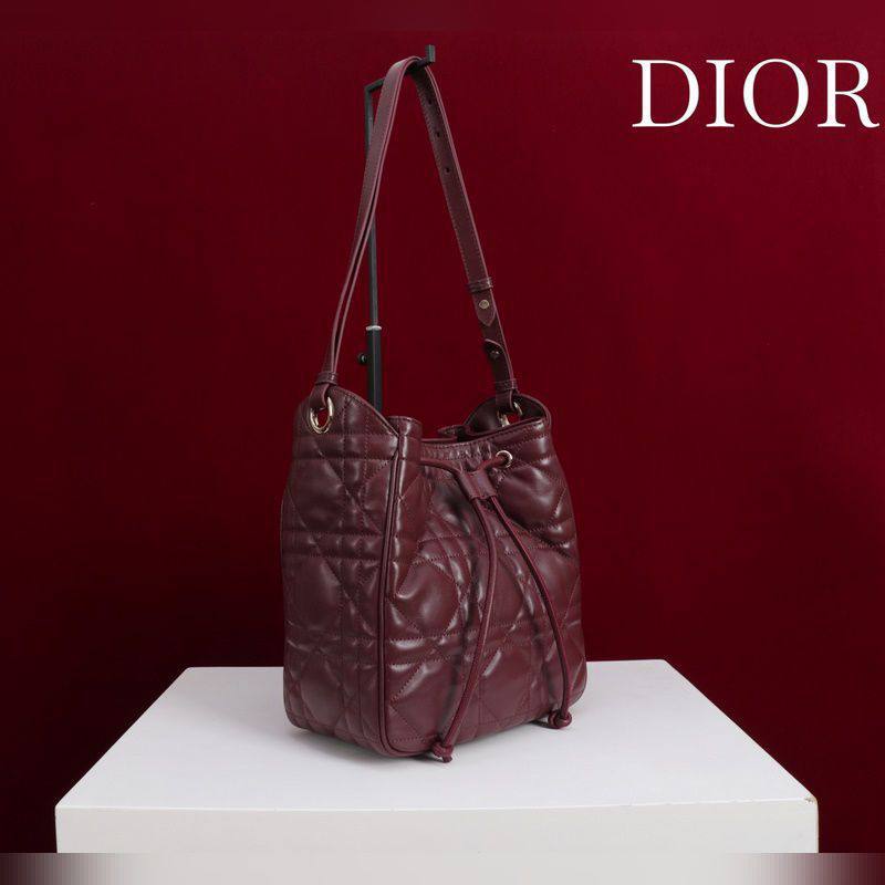 DIOR
GOOD QUALITY 💯
115 dhs✅
WITH BOX 📦
Zain28
♥️♥️♥️